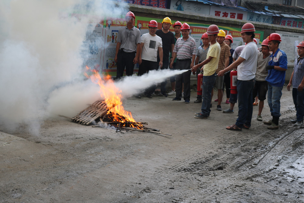 福建易順建筑工程有限公司“東升商城”工程2017年度《安全生產月》消防、救援應急演練