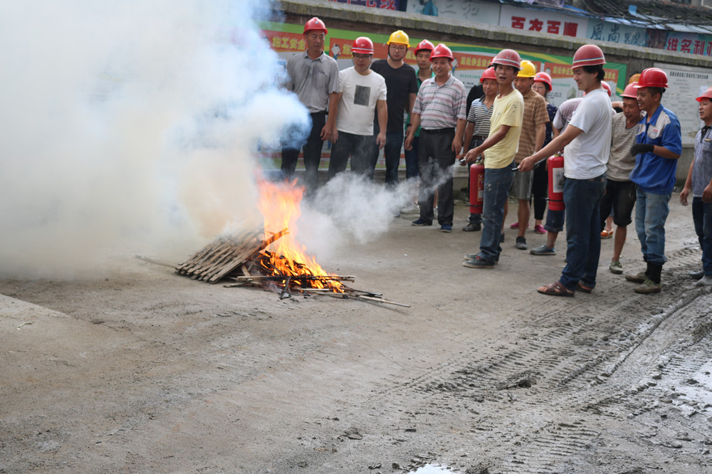 福建易順建筑工程有限公司“東升商城”工程2017年度《安全生產月》消防、救援應急演練