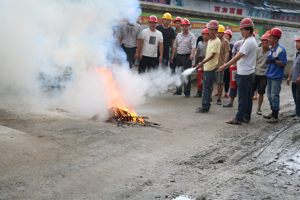 福建易順建筑工程有限公司“東升商城”工程2017年度《安全生產月》消防、救援應急演練