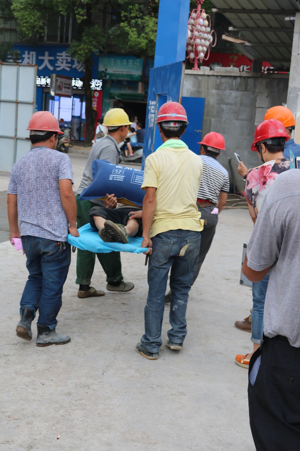 福建易順建筑工程有限公司“東升商城”工程2017年度《安全生產月》消防、救援應急演練