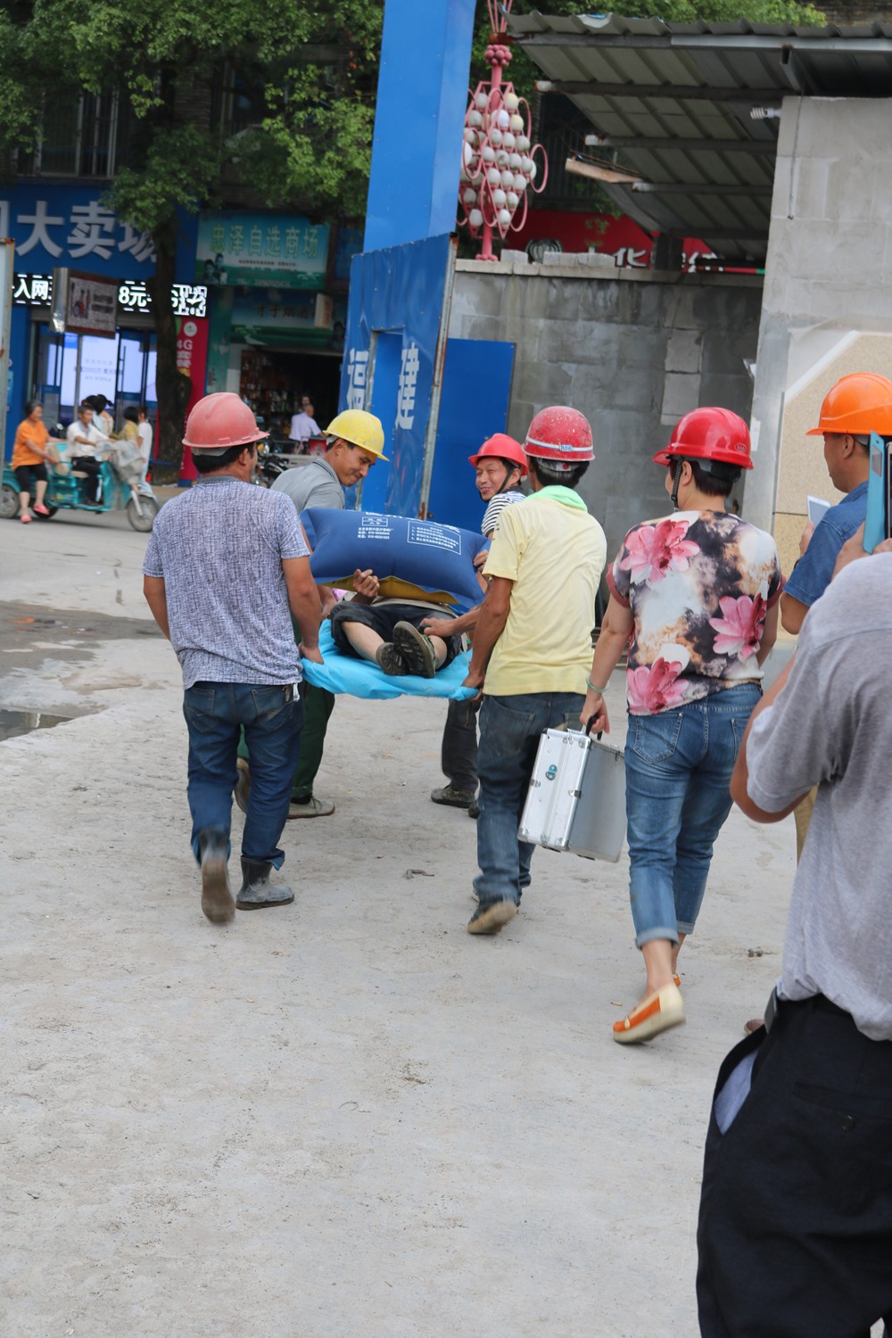 福建易順建筑工程有限公司“東升商城”工程2017年度《安全生產月》消防、救援應急演練