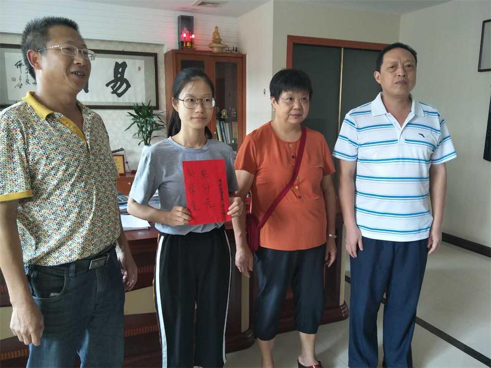 福建易順建筑工程有限公司2017年第一屆：“金秋助學(xué)，學(xué)子圓夢(mèng)，誠(chéng)信你我，感恩社會(huì)”