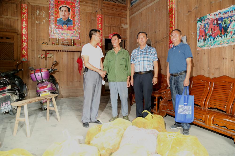 福建易順建筑工程有限公司“互動聯動、掛鉤幫扶”招沙甲村貧困戶捐贈儀式