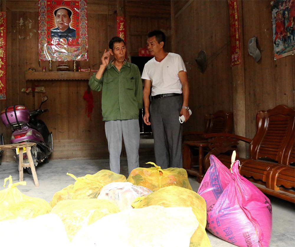 福建易順建筑工程有限公司“互動聯動、掛鉤幫扶”招沙甲村貧困戶捐贈儀式