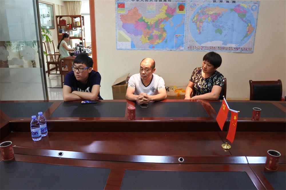 知識改變人的命運，公司職工子女考上大學 單位頒發助學金