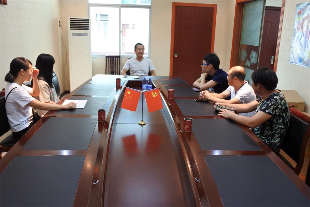 知識改變人的命運，公司職工子女考上大學 單位頒發助學金